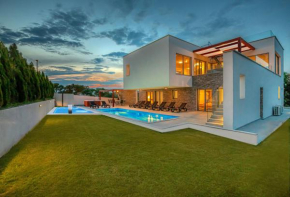 Villa am Meer mit Pool & Kinderpool - Leon's Holiday Homes